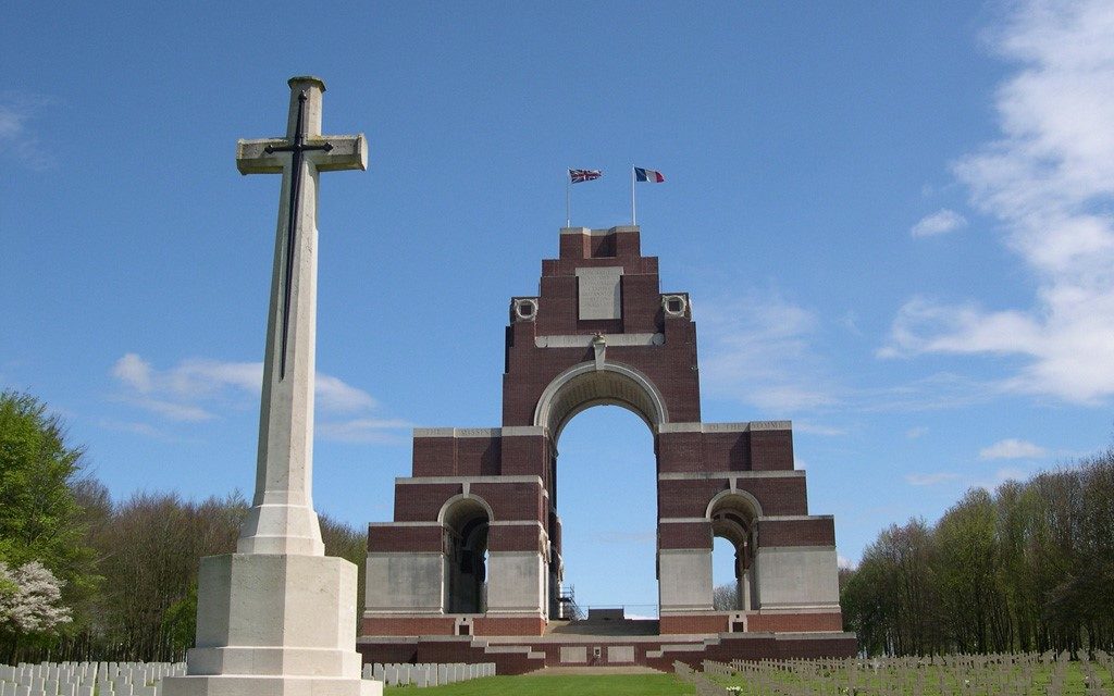 https://www.adrian-roads.com/wp-content/uploads/2022/01/British-Memorial-et-croix-du-sacrifice-1024x640.jpg